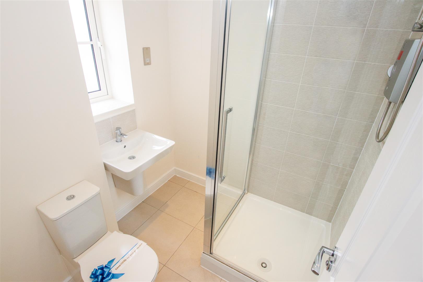 EN-SUITE SHOWER ROOM